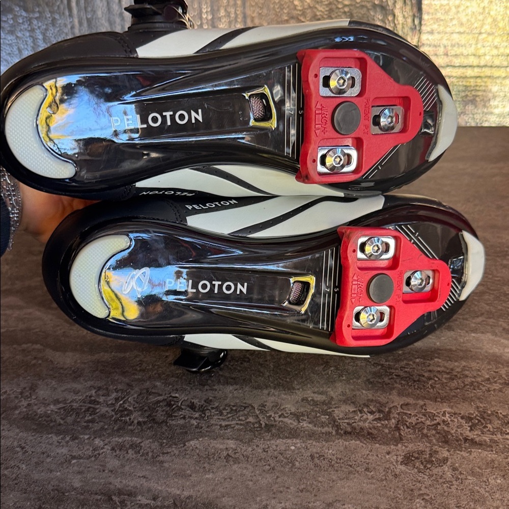 Peloton Black and Red Cycling Shoes. W 9 - Picture 6 of 9